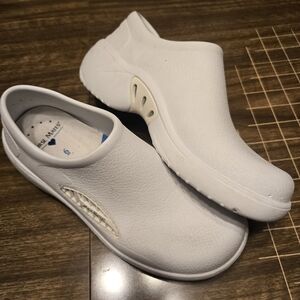 Ladies White size 6 nursing shoes
